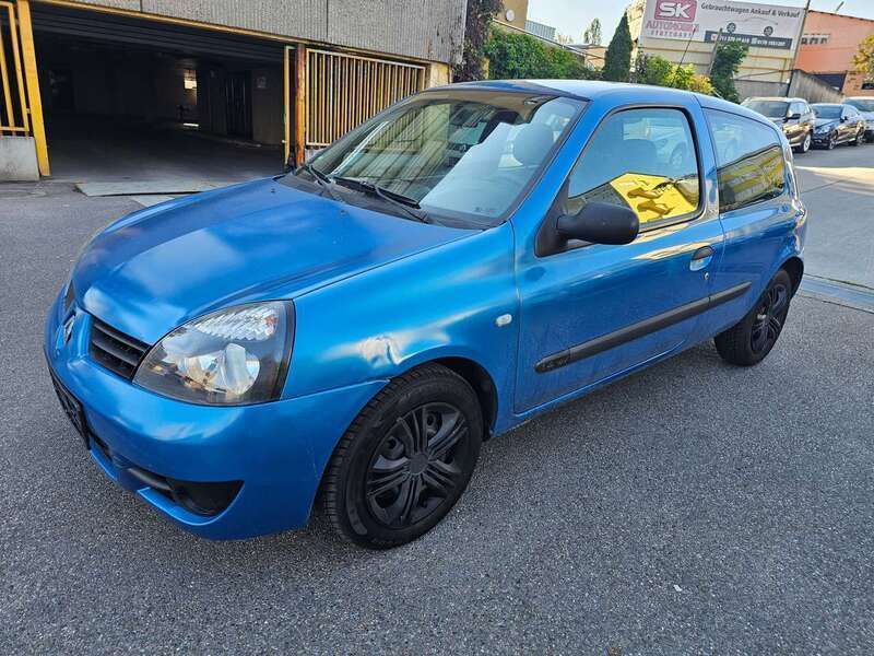 Grau Gebraucht 2004 Renault Clio II Limousine | 2.555 € (Fairer Preis) - Bild 1/4