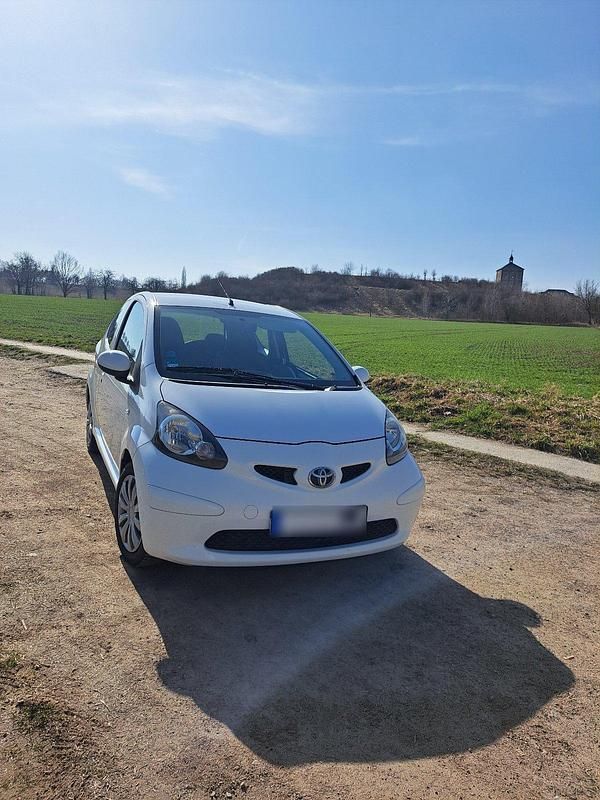 Gebraucht Toyota Aygo 68 PS (50 kW) 2007 Weiß Kleinwagen