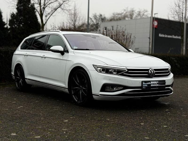 Schwarz Gebraucht 2024 VW Passat R-line Kombi | 33.500 € (Superpreis) - Bild 1/4