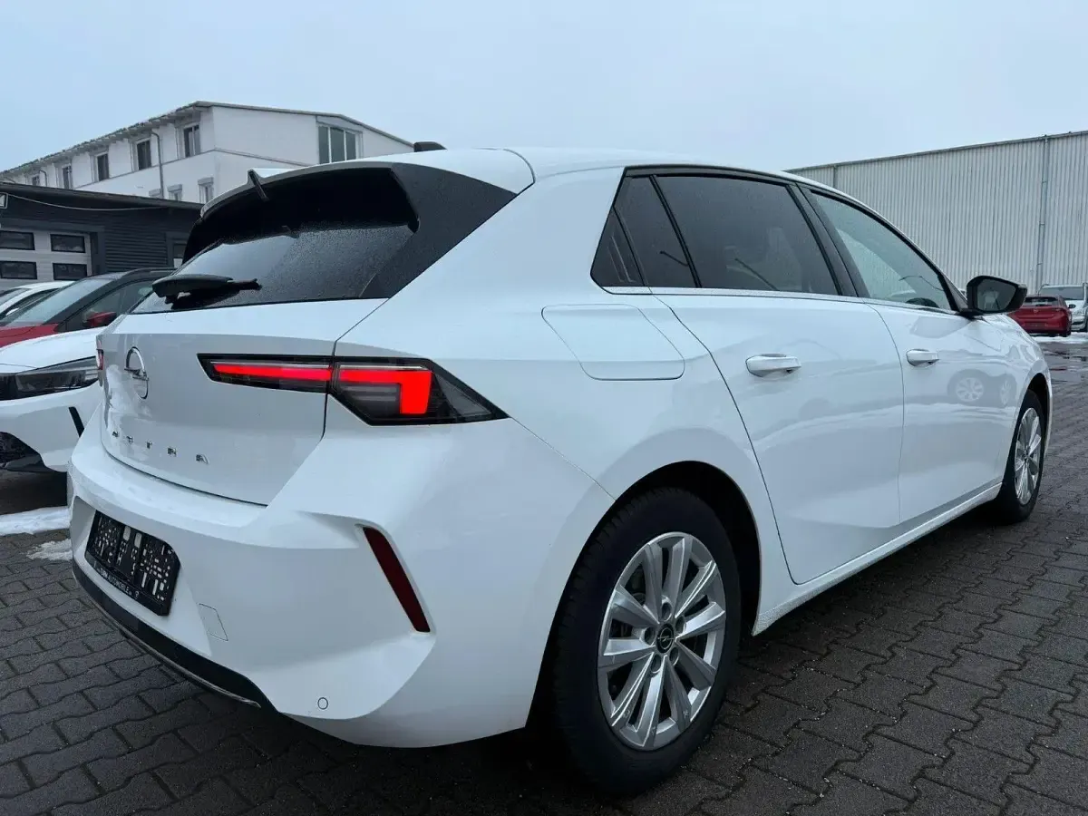 Używany Opel Astra Elegance 131 KM (96 kW) 2023 Biały Sedan/Limuzyna