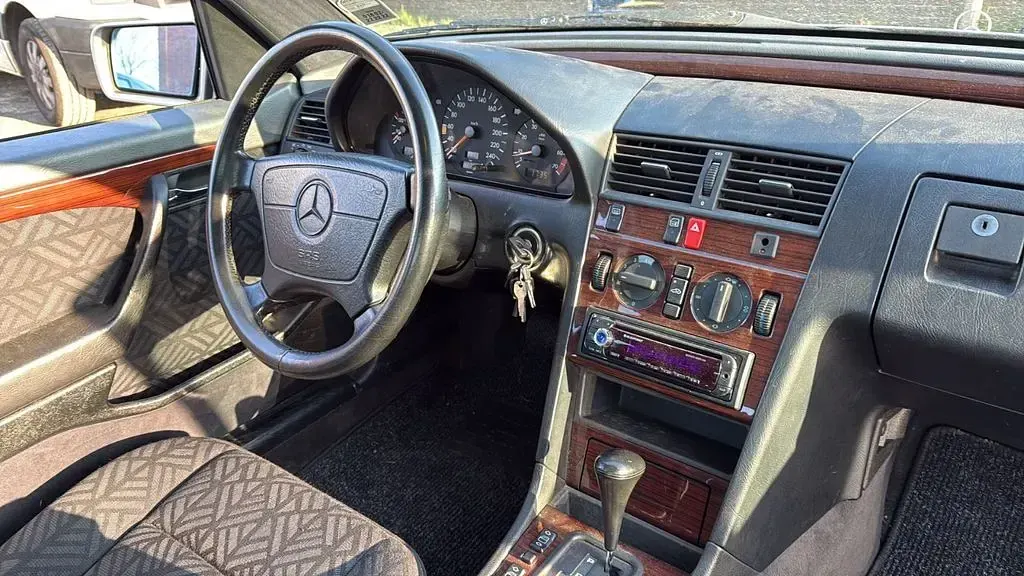 Gebraucht Mercedes C220 Elegance 150 PS (110 kW) 1993 Silber Limousine