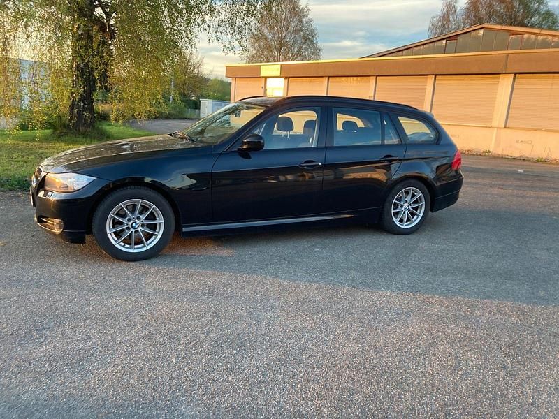 Gebraucht BMW 318 143 PS (105 kW) 2012 Schwarz Kombi