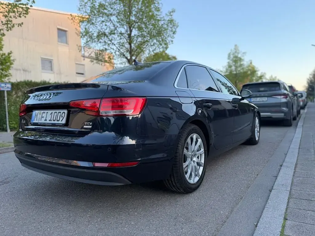 Gebraucht Audi A4 150 PS (110 kW) 2018 Blau Limousine