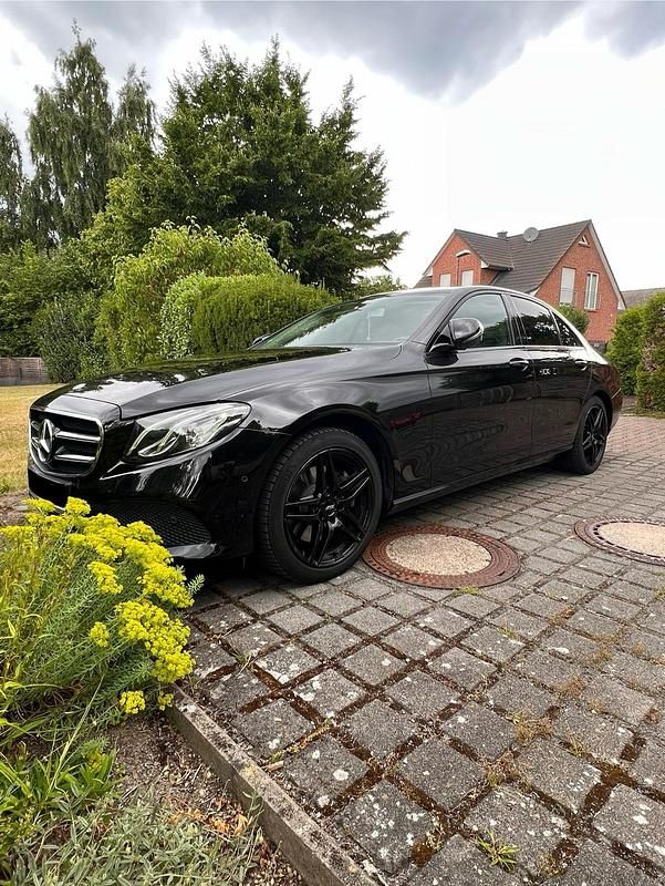 Schwarz Gebraucht 2016 Mercedes E200 Avantgarde Limousine | 19.000 € (Fairer Preis) - Bild 1/4
