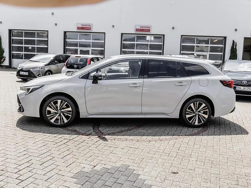 Neu Toyota Corolla 197 PS (144 kW) 2025 Grau Limousine