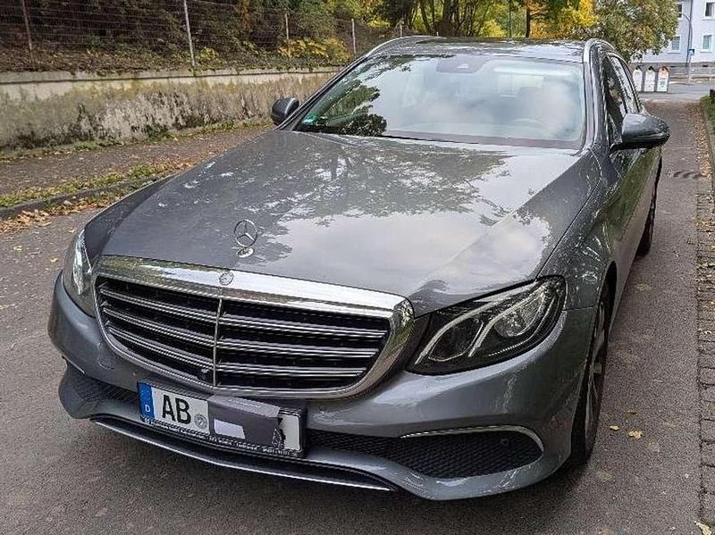 Grau Gebraucht 2017 Mercedes E220 Exclusive Kombi | 20.000 € (Fairer Preis) - Bild 1/4