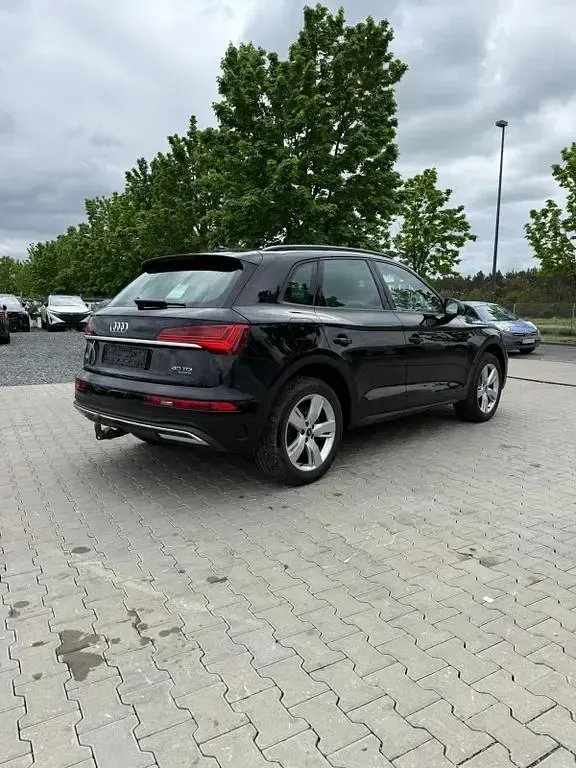 Używany Audi Q5 Basis 204 KM (150 kW) 2023 Czarny SUV