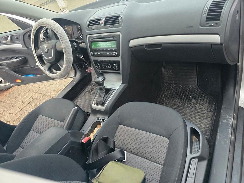 Gebraucht Skoda Octavia Family 122 PS (89 kW) 2012 Silber Limousine