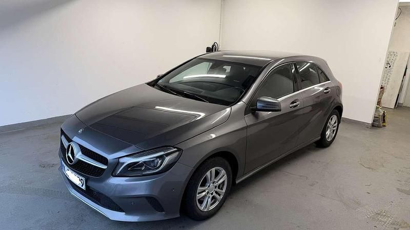 Grau Gebraucht 2016 Mercedes A180 Kleinwagen | 13.900 € (Fairer Preis) - Bild 1/4