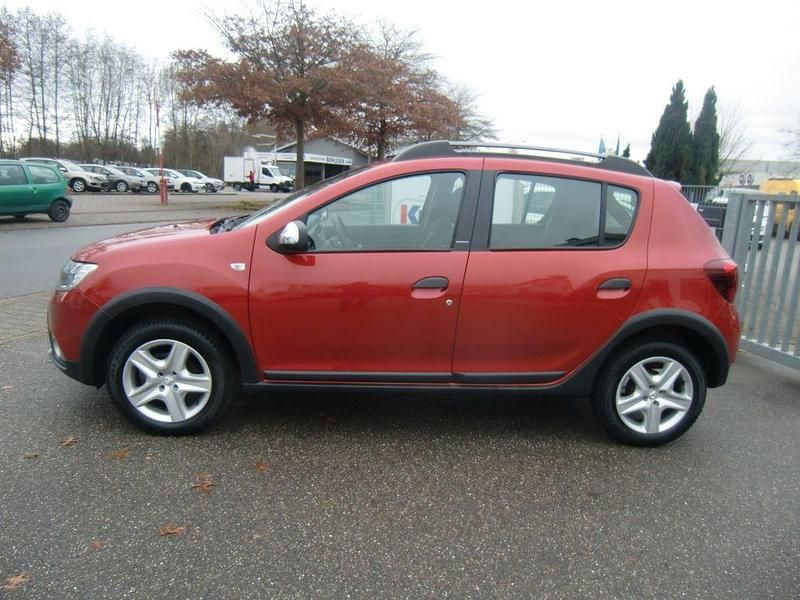 Gebraucht Dacia Sandero Celebration 90 PS (66 kW) 2018 Rot Limousine