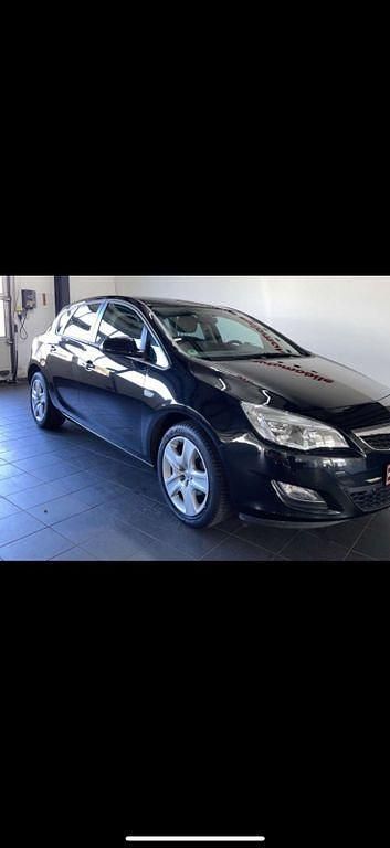 Schwarz Gebraucht 2011 Opel Astra Design Edition Limousine | 10.750 € (Teuer) - Bild 1/4