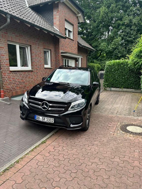 Schwarz Gebraucht 2017 Mercedes GLE250 AMG line SUV | 27.000 € (Superpreis) - Bild 1/4
