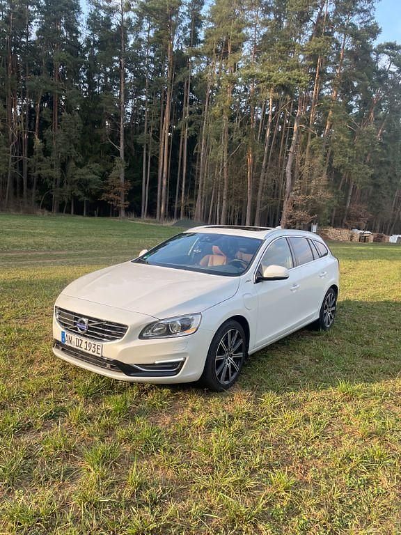 Weiß Gebraucht 2014 Volvo V60 Summum Kombi | 12.990 € - Bild 1/4