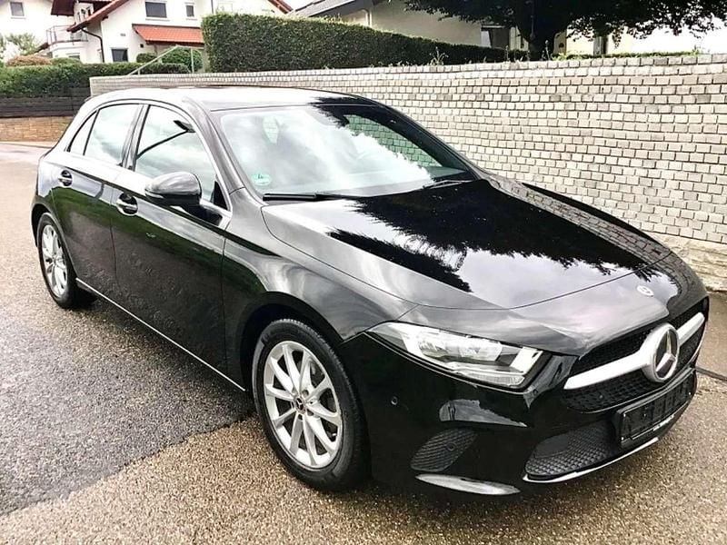 Kosmosschwarz perlmut Gebraucht 2020 Mercedes A200 Progressive Limousine | 18.450 € (Guter Preis) - Bild 1/4