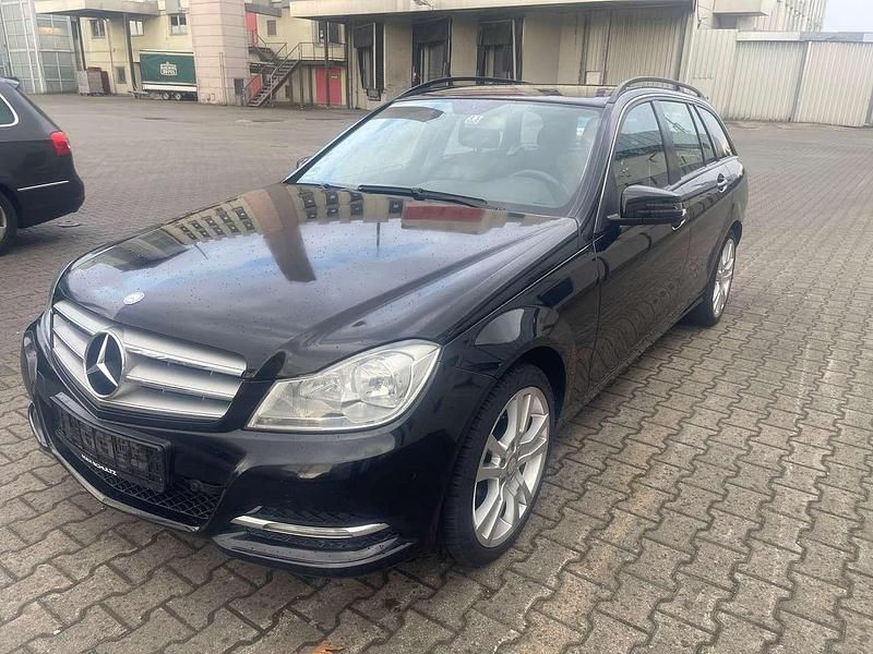 Gebraucht Mercedes C180 156 PS (114 kW) 2013 Schwarz  unilack Kombi