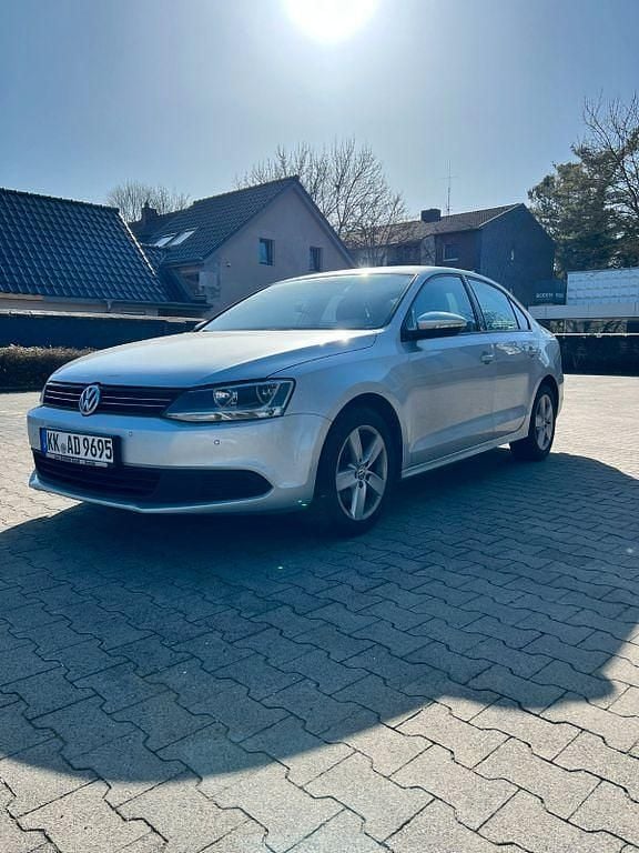 Gebraucht VW Jetta Comfortline 105 PS (77 kW) 2011 Grau Limousine