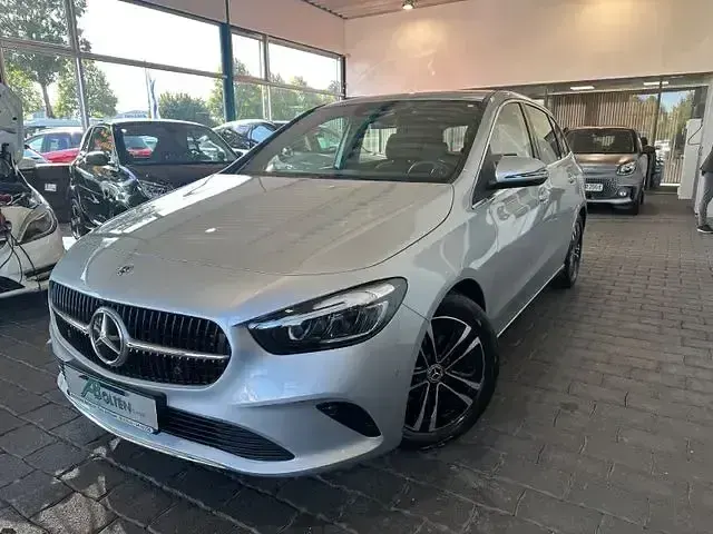 Gebraucht Mercedes B180 116 PS (85 kW) 2024 Silber Van / Kleinbus