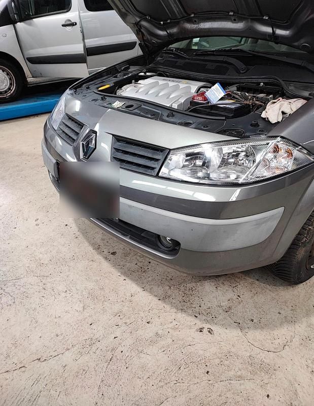Silber Gebraucht 2004 Renault Mégane GrandTour Kombi | 1.200 € (Fairer Preis) - Bild 1/4