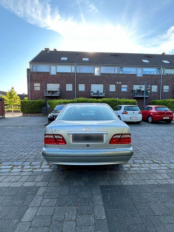 Second-hand Mercedes E200 Elegance 163 CP (119 kW) 2001 Argintiu Berlinǎ