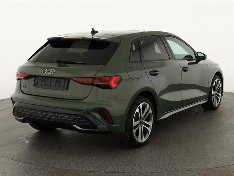 Neu Audi A3 S-Line 150 PS (110 kW) 2025 Distrikt grün metallic Limousine