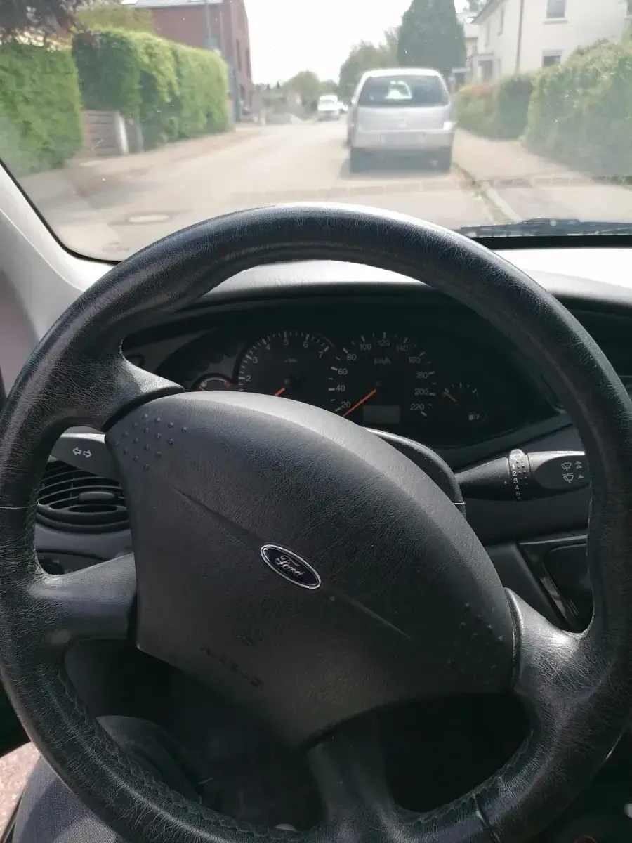 Brugt Ford Focus Ghia 100 HK (73 kW) 2001 Grøn Hatchback