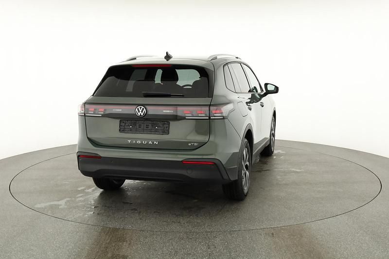 Neu VW Tiguan Life 2025 Cipressinogrün metallic SUV