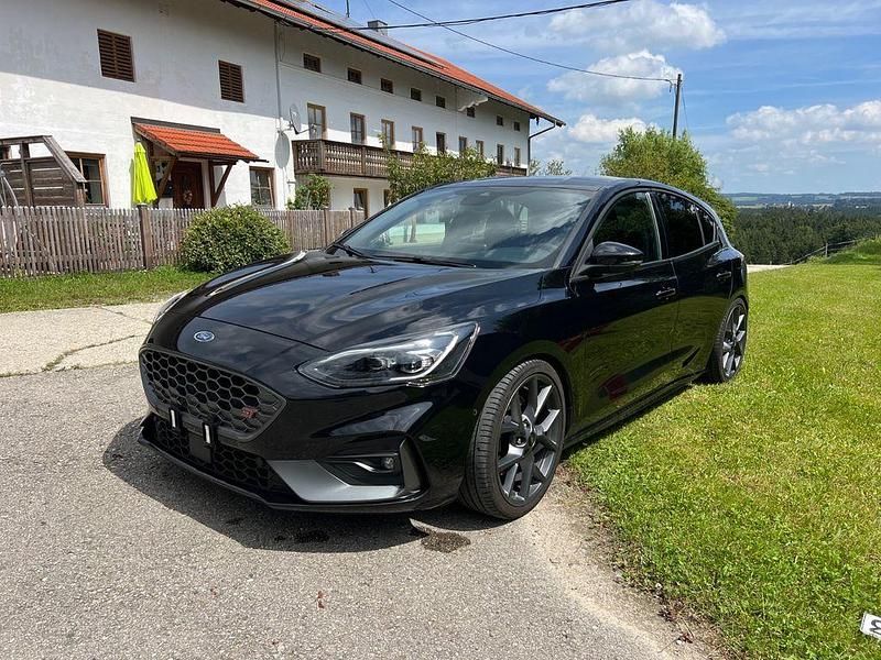 Schwarz Gebraucht 2020 Ford Focus ST Limousine | 20.880 € (Superpreis) - Bild 1/4