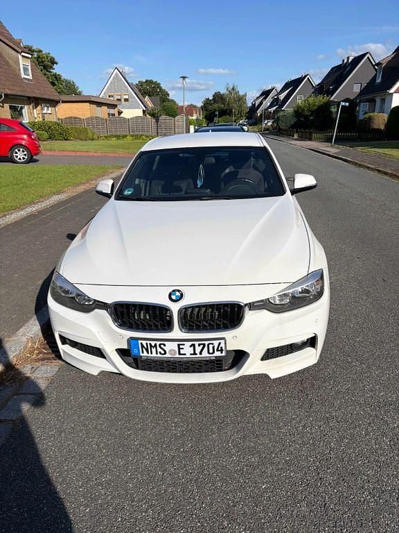Weiß Gebraucht 2014 BMW 316 Sport Line Limousine | 15.500 € - Bild 1/4