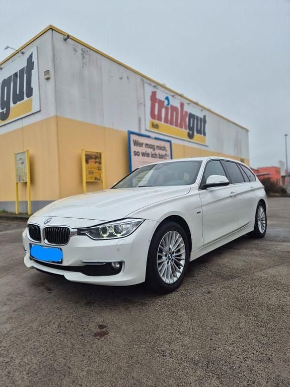 Weiß Gebraucht 2013 BMW 320 Luxury Line Kombi | 7.900 € (Superpreis) - Bild 1/4