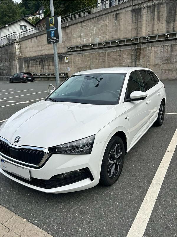 Weiß Gebraucht 2020 Skoda Scala Drive Kleinwagen | 12.600 € (Guter Preis) - Bild 1/4