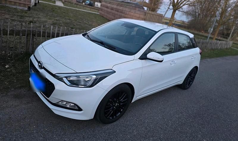 Gebraucht Hyundai i20 Trend 84 PS (61 kW) 2017 Weiß Kleinwagen