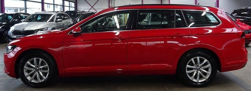 Gebraucht VW Passat 122 PS (89 kW) 2023 Rot Kombi