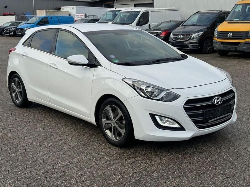 Gebraucht Hyundai i30 Passion 101 PS (74 kW) 2016 Weiß Limousine