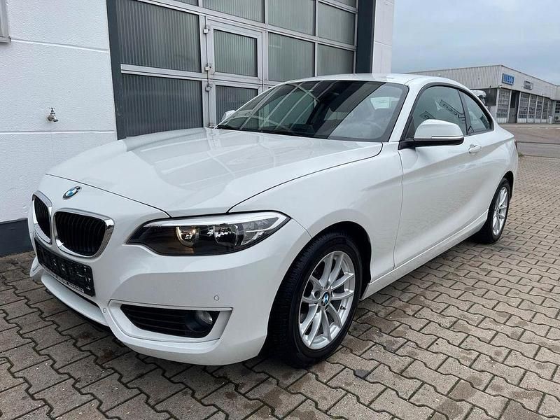 Weiß Gebraucht 2015 BMW 218 Advantage Coupé | 16.990 € (Fairer Preis) - Bild 1/4