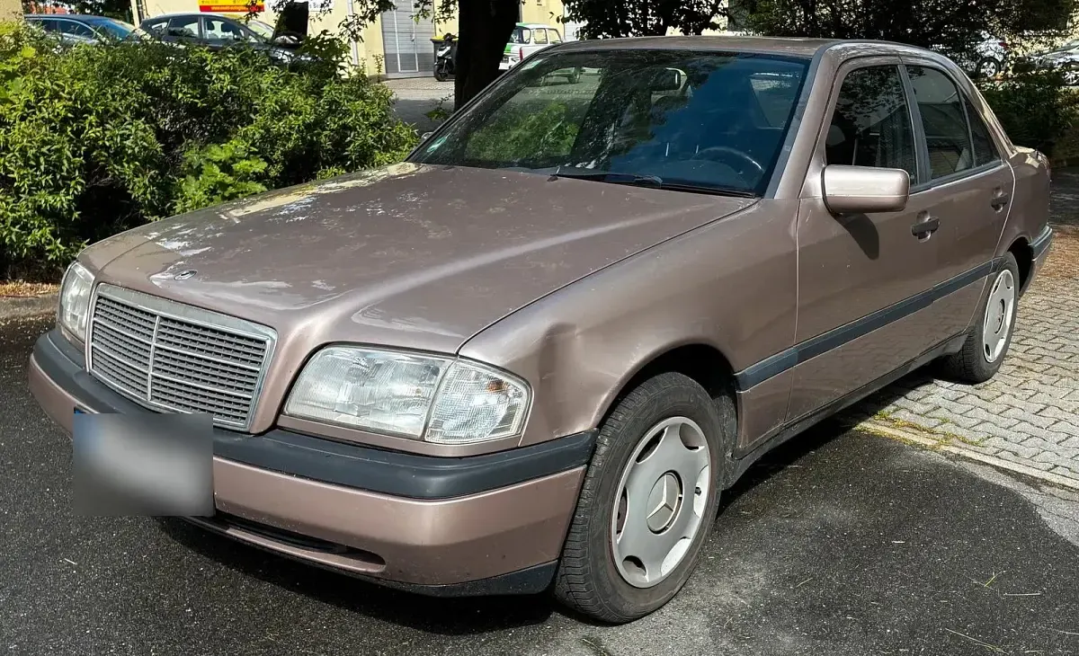 Gebraucht Mercedes C180 122 PS (89 kW) 1994 Andere farben Limousine