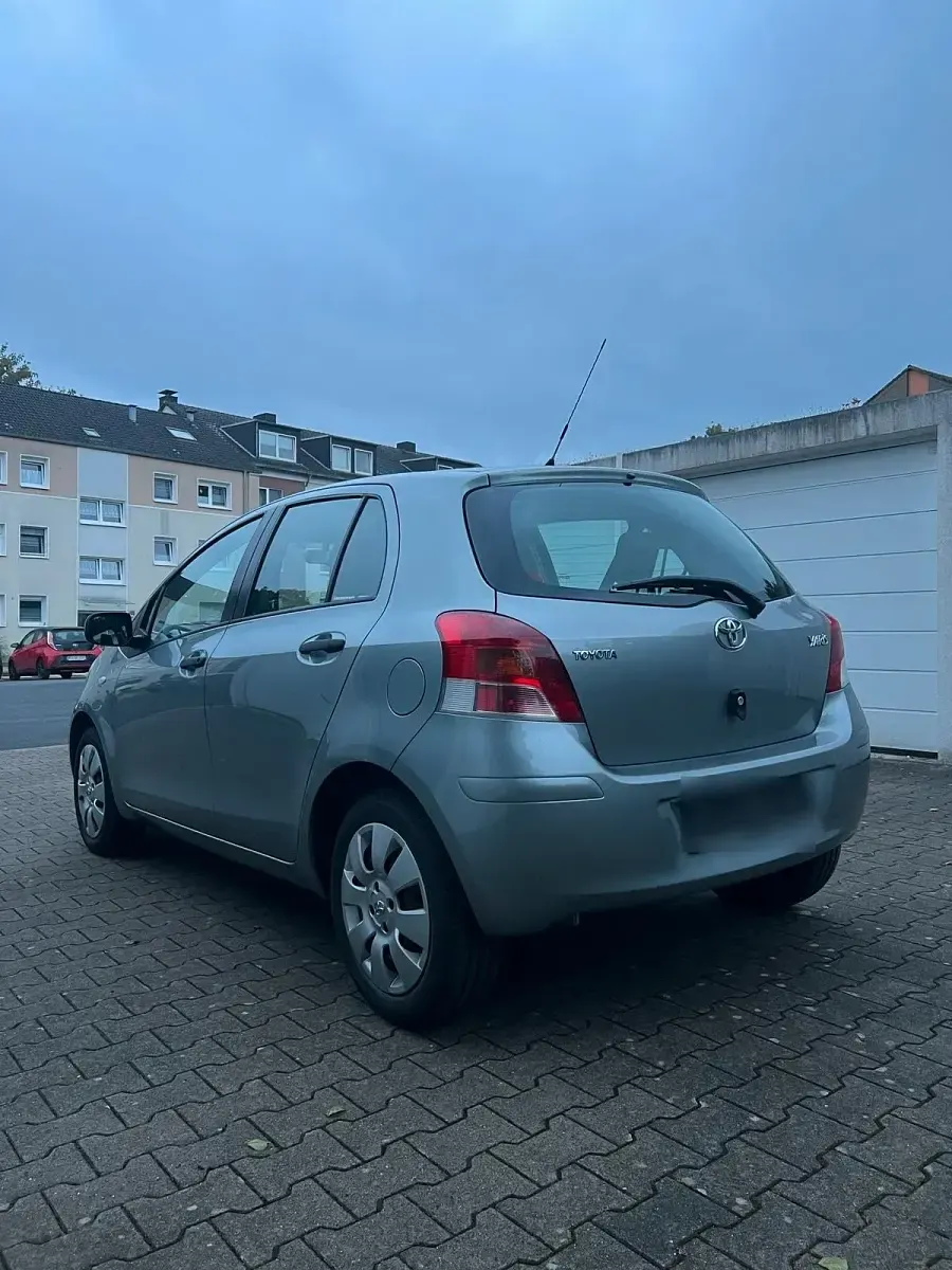 Gebraucht Toyota Yaris 69 PS (50 kW) 2009 Silber Kleinwagen
