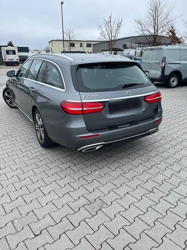 Second-hand Mercedes E220 194 CP (142 kW) 2018 Gri Break