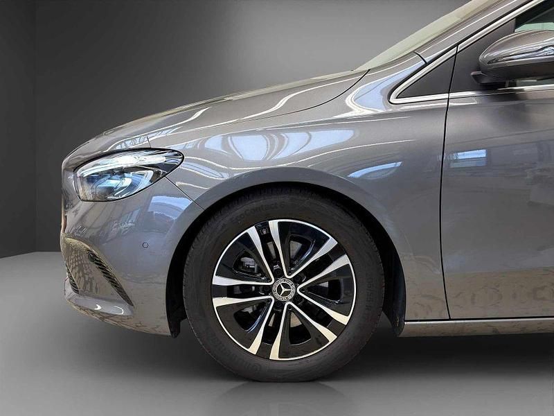 Gebraucht Mercedes B200 Progressive 150 PS (110 kW) 2024 Grau Van / Kleinbus