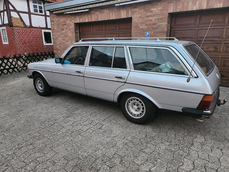 Gebraucht Mercedes E230 138 PS (101 kW) 1983 Silber Kombi