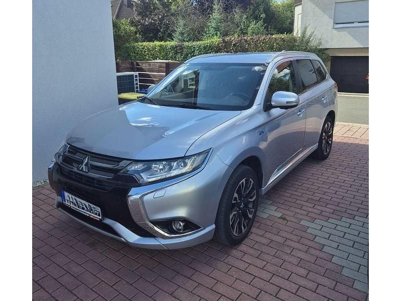 Cool silver (silber) Gebraucht 2018 Mitsubishi Outlander P-HEV Plus SUV | 14.995 € (Guter Preis) - Bild 1/4