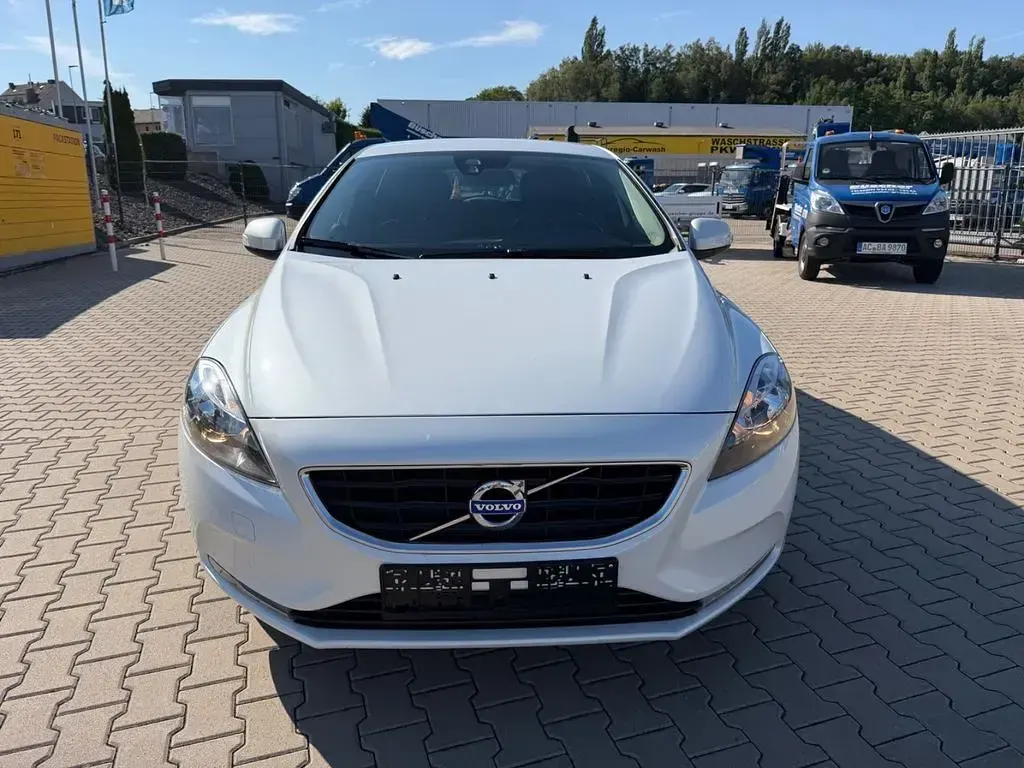Gebraucht Volvo V40 Kinetic 114 PS (83 kW) 2015 Weiß Limousine