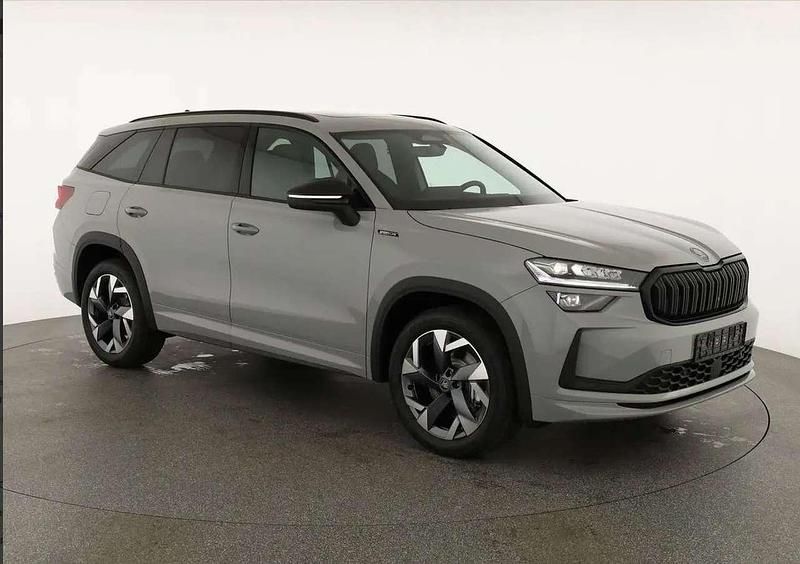 Grau Neu 2025 Skoda Kodiaq SportLine SUV | 51.158 € (Teuer) - Bild 1/4
