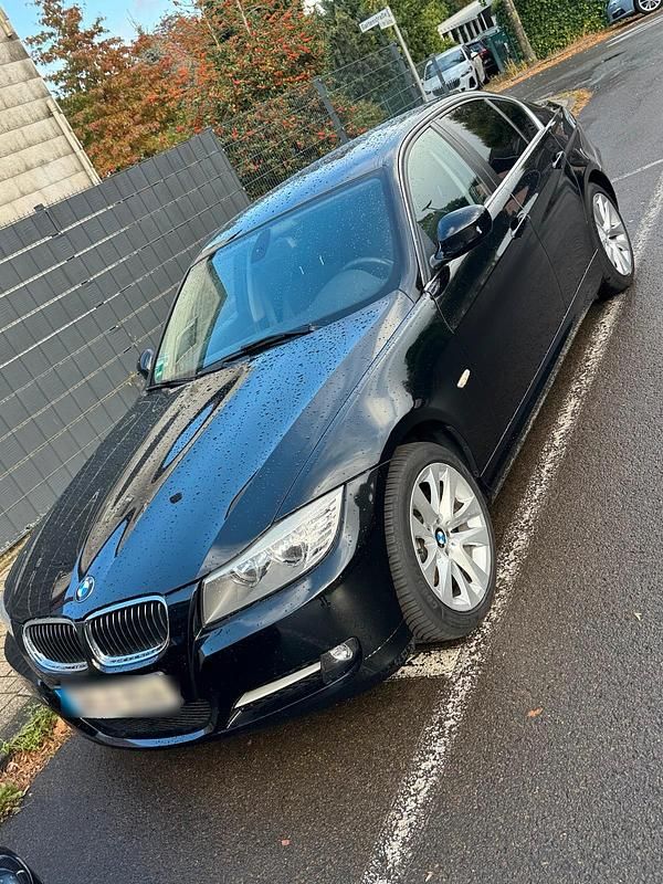 Gebraucht BMW 318 143 PS (105 kW) 2011 Schwarz Limousine