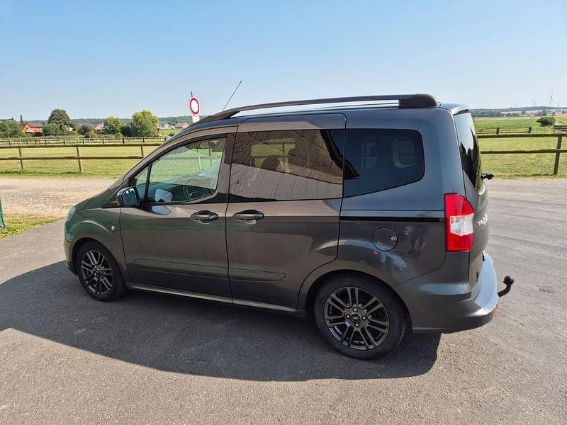 Gebraucht Ford Tourneo Courier Titanium 101 PS (74 kW) 2019 Grau Van / Kleinbus