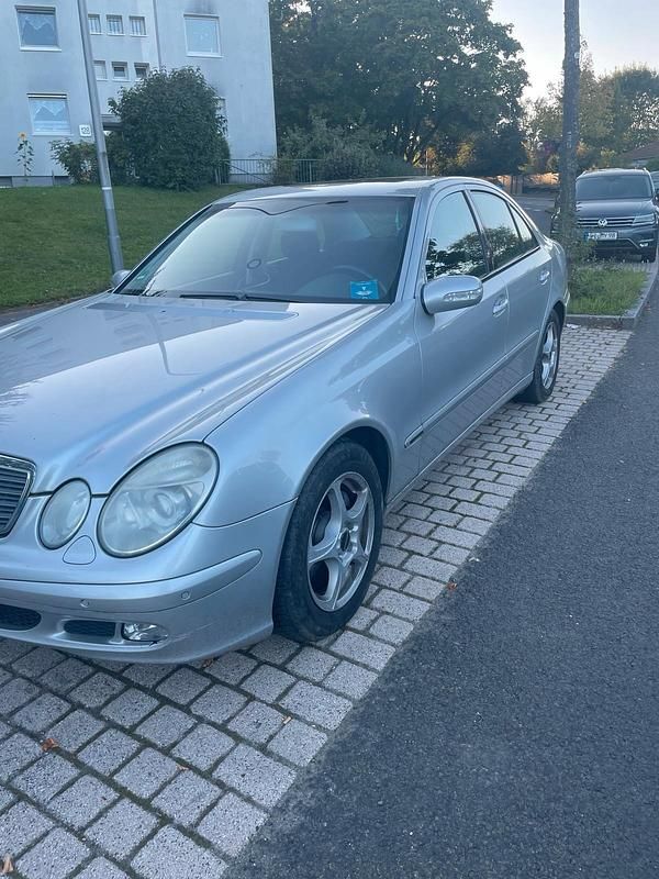 Silber Gebraucht 2004 Mercedes E220 Limousine | 3.050 € - Bild 1/4