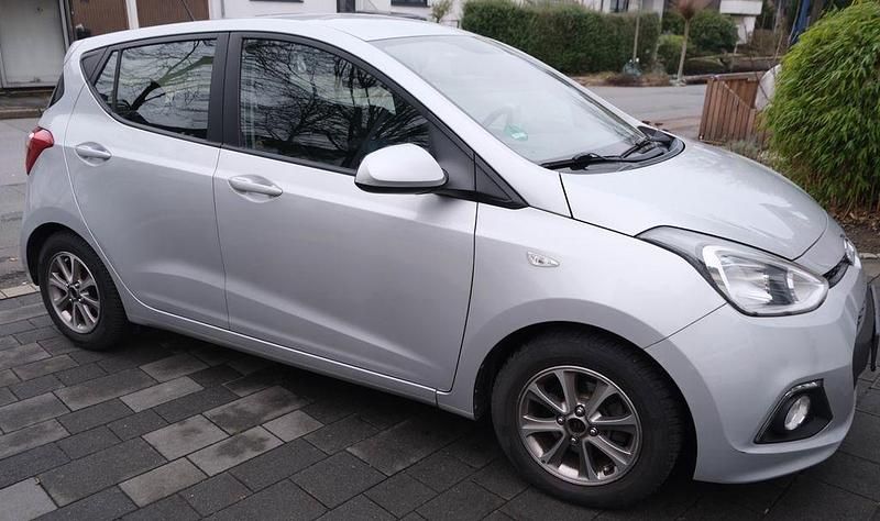 Gebraucht Hyundai i10 YES! Silver 87 PS (63 kW) 2015 Silber Kleinwagen