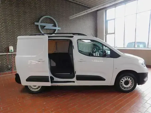 Używany Opel Combo Edition 131 KM (96 kW) 2022 Andere Minivan