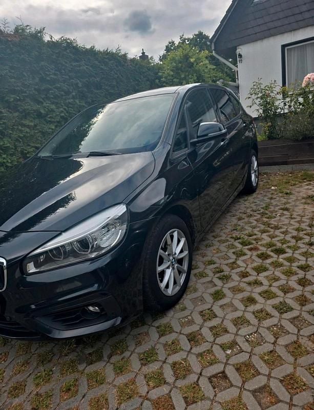 Schwarz Gebraucht 2016 BMW 218 SUV | 9.800 € - Bild 1/4