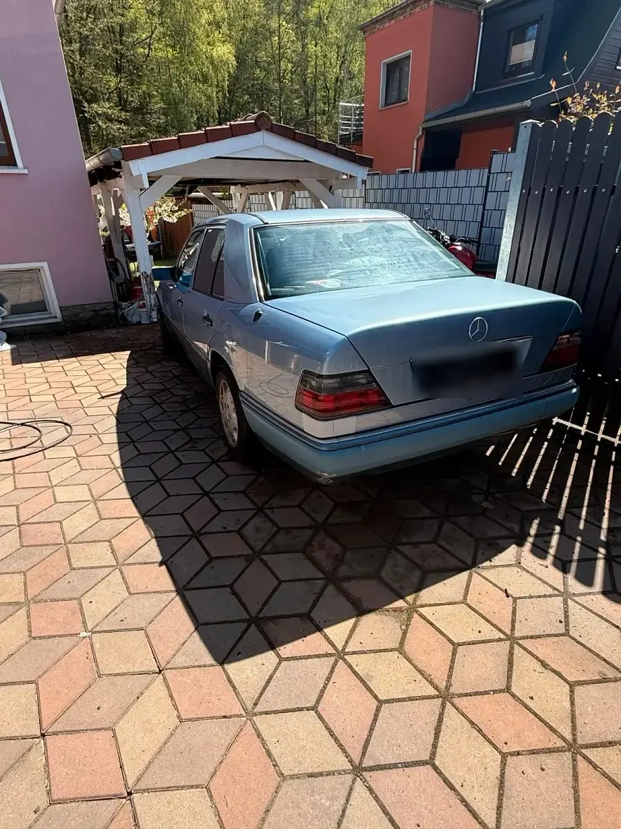 Gebraucht Mercedes E220 150 PS (110 kW) 1995 Blau Limousine