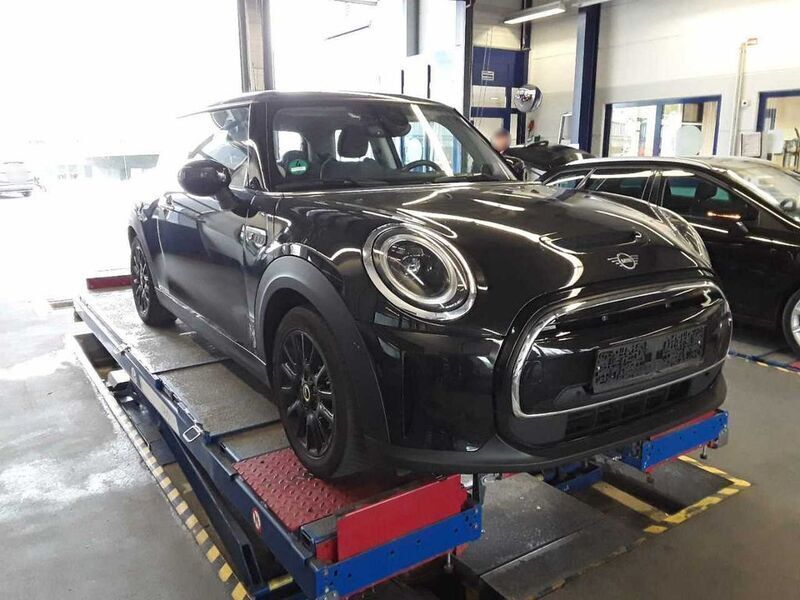 Schwarz Gebraucht 2023 Mini Cooper SE Classic Kleinwagen | 18.999 € (Superpreis) - Bild 1/4